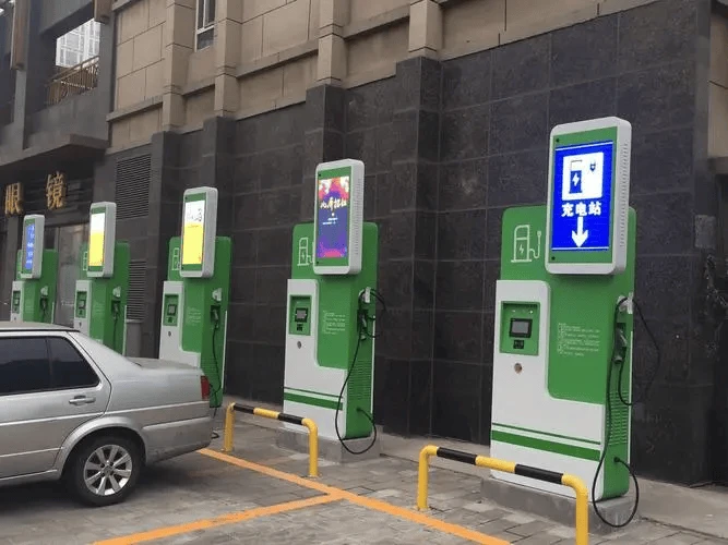 智慧城市新篇章 OBOO鷗柏液晶廣告屏賦能小米SU7充電樁便民化應用